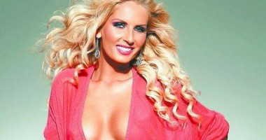 Stire din Monden : Andreea Bănică povestește cum a fost bătută de un șofer de TIR, chiar în trafic