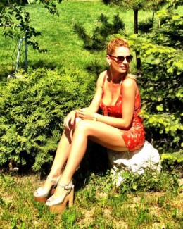 Stire din Monden : Andreea Bănică, ședință foto cu hainele mamei sale