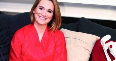 La 16 ani, Andreea Esca distrugea parchetul casei iubitului său!