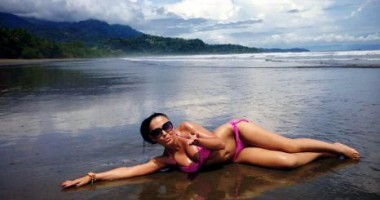 Stire din Monden : Andreea Mantea, singură pe plajă
