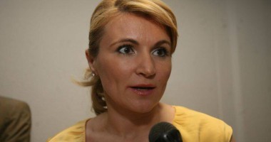 Stire din Politică-Administrație : PDL a depus moțiunea simplă "Taxarea până la capăt. USL te vrea sărac"