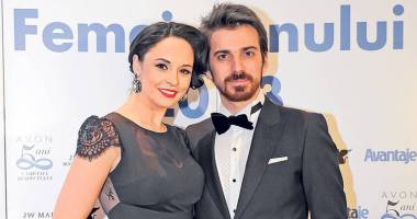 Stire din Monden : Andreea Marin și soțul său,  cu căruciorul de bebeluși în magazin