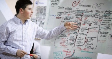 Stire din Cultură-Educație : Constănțeanul Andrei Bogdan Petre predă șefia  Consiliului Național al Elevilor