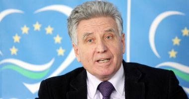 Stire din Cultură-Educație : "Noi încă avem un învățământ reproductiv. Se produce o inhalare a cunoștințelor, cu toate toxinele lor!"