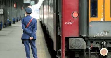 Stire din Eveniment : Zeci de angajați CFR, trimiși în judecată pentru fraudă. Întrebau ChatGPT ce să răspundă anchetatorilor