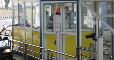 Stire din Eveniment : Angajații care băgau taxa de pod în buzunar au dat banii înapoi