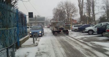 GALERIE FOTO / Angajații de la salubrizare, scoși să curețe zăpada din Constanța - 3