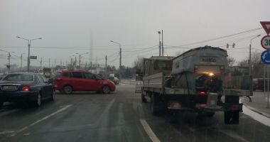 GALERIE FOTO / Angajații de la salubrizare, scoși să curețe zăpada din Constanța - 4