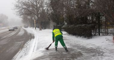 GALERIE FOTO / Angajații de la salubrizare, scoși să curețe zăpada din Constanța - 6