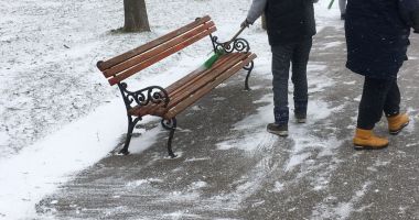 GALERIE FOTO / Angajații de la salubrizare, scoși să curețe zăpada din Constanța - 7
