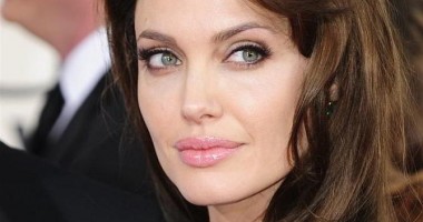 Stire din Monden : Angelina Jolie a dat în judecată tabloidul britanic Daily Mail