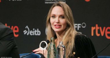 Stire din Actualitate : Angelina Jolie, la Festivalul de la San Sebastian: „Îmi iubesc ţara, dar în acest moment nu o recunosc"