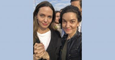 Stire din Actualitate : Angelina Jolie, vizită cu emoții în Ucraina. Actrița a fost dusă într-un adăpost