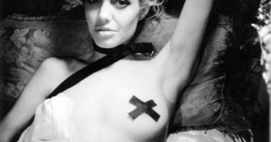 Stire din Monden : Angelina Jolie - poze nud din tinerețe / Galerie foto