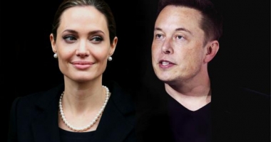 Stire din Actualitate : Angelina Jolie ar avea o relație cu miliardarul Elon Musk