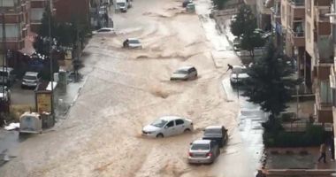 Stire din Actualitate : Inundații catastrofale în Ankara. Mai multe maşini au fost luate de ape
