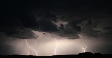 CONSTANȚA, SUB AVERTIZARE METEO DE PLOI TORENȚIALE, FURTUNI ȘI DESCĂRCĂRI ELECTRICE