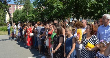 Galerie FOTO. Studenții promoției 2014 de la ANMB și-au luat la revedere de la profesori - 5