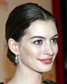 Stire din Monden : Actrița Anne Hathaway  și-a amânat nunta