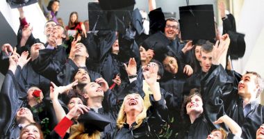 Stire din Social : Absolvenții promoției 2023 sunt așteptați să se înscrie pe piața muncii