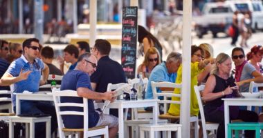 Stire din Social : Celebru restaurant, închis de autorități, după sesizări pe Facebook! Mizerie de nedescris, insecte moarte!