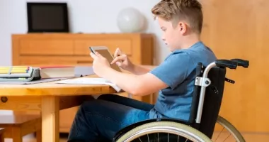 Stire din Social : Lovitură pentru părinți. Indemnizația copiilor cu dizabilități nu crește acum