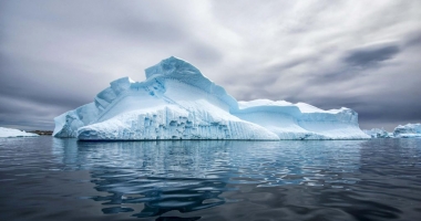 Stire din Actualitate : Un aisberg imens s-a desprins de Antarctica
