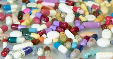 Stire din Social : Nu dați fuga la sertarul cu medicamente! Antibioticele vă pot face, uneori, mult rău