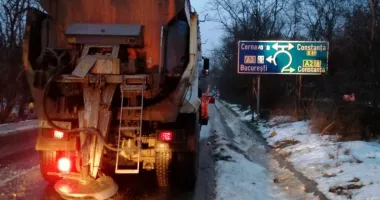 Stire din Social : Drumuri înghețate, cu riscuri pentru șoferi. Adaptați viteza, nu e de glumă!
