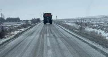 Drumuri înghețate, cu riscuri pentru șoferi. Adaptați viteza, nu e de glumă! - 3