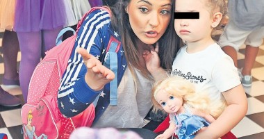 Stire din Monden : Drama Antoniei. Păzită să nu fugă cu fetița sa