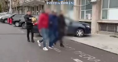 Stire din Eveniment : O fată de 16 ani ar fi fost violată de antrenorul ei de lupte. Polițiștii au deschis o anchetă