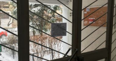 Stire din Eveniment : GESTUL ZILEI / Anunțul pe care un tânăr l-a lăsat în scara blocului, pentru vecinii săi