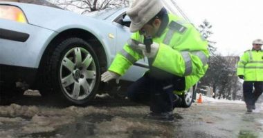Stire din Eveniment : Anvelopele de iarnă, mai ieftine decât amenda dată de Poliție, dacă nu le aveți!