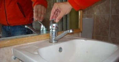 Stire din Social : Fără apă caldă și apă rece în zona Casa de Cultură