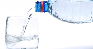 Stire din Sănătate : Medicamente și pesticide, găsite în mai multe mărci de apă plată