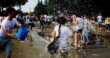Stire din Politică-Administrație : Unde vă puteți bate cu baloane cu apă