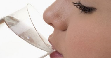Stire din Sănătate : De ce trebuie  să bei apă imediat  după trezire