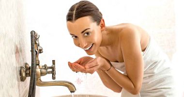 Stire din Sănătate : Ce spun specialiștii - Cu ce apă este mai bine să vă spălaţi pe faţă? Caldă sau rece?