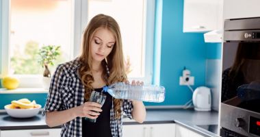 Stire din Sănătate : Apă plată sau carbogazoasă? Care este mai bună