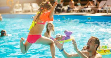 Stire din Sănătate : Medicii atrag atenția: Calitatea apelor din piscine, esențială pentru sănătate