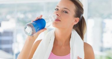 Stire din Sănătate : Apa îmbuteliată conține sute de mii de particule de plastic pe litru