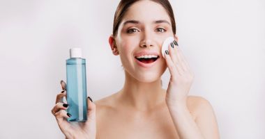 Stire din Sănătate : Apa micelară cu acid hialuronic curăță eficient machiajul, fără a irita ochii