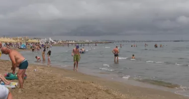 Apa mării s-a răcit brusc! Baia în mare, o provocare