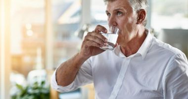 Stire din Sănătate : Apa caldă cu lămâie ajută la slăbit