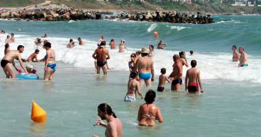 Stire din Sănătate : Apa de îmbăiere de pe litoral, analizată de DSP