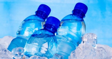 Stire din Actualitate : APĂ ÎMBUTELIATĂ, INFECTATĂ CU MATERII FECALE. PESTE 4000 DE OAMENI, AFECTAȚI