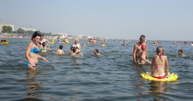 Stire din Social : Obiceiurile mizerabile  ne costă scump.  Până când își vor mai face turiștii nevoile în mare?