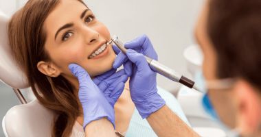 Stire din Sănătate : Cum să vă îngrijiți dinții când purtați un aparat dentar