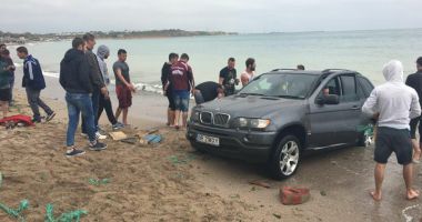 A "parcat" în buza mării, la Vama Veche. Șoferul riscă o amendă usturătoare - 2